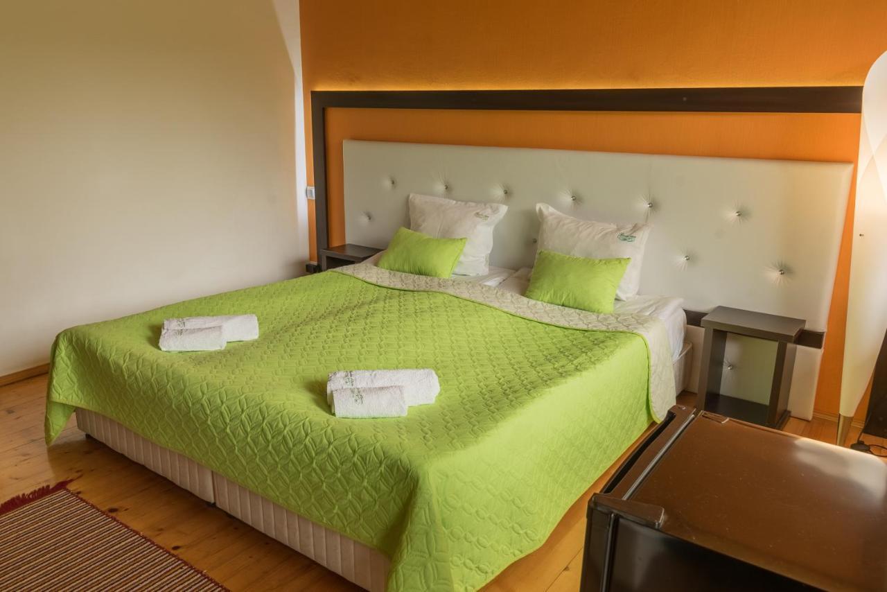 Hotel Paradise Place Kalofer Eksteriør billede