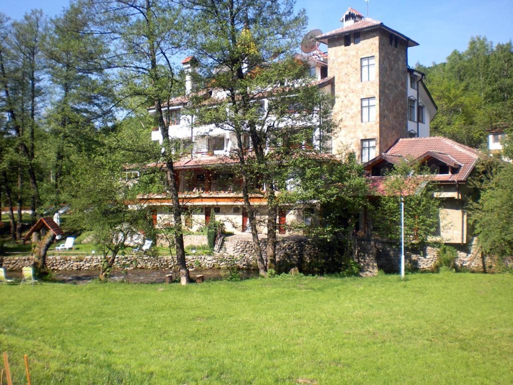 Hotel Paradise Place Kalofer Eksteriør billede