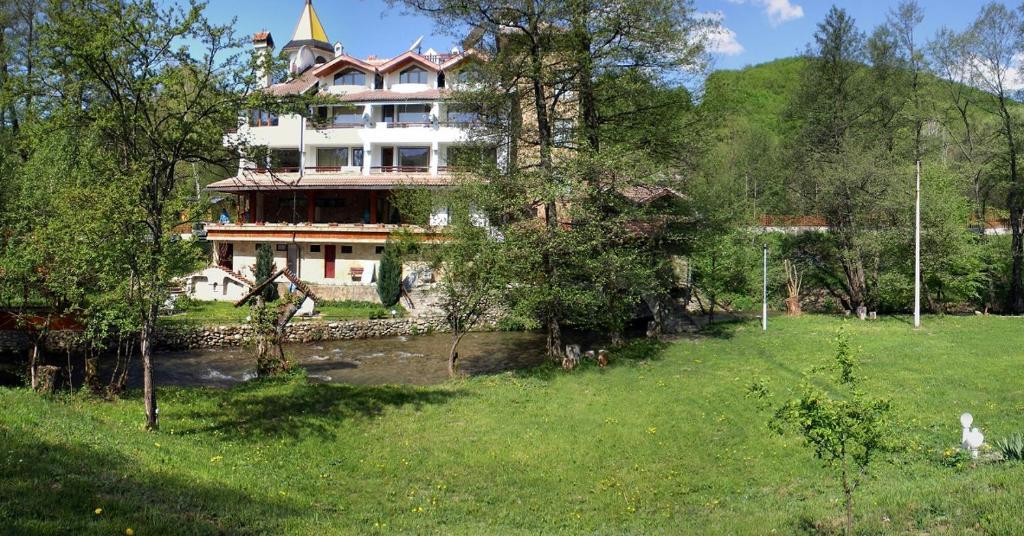 Hotel Paradise Place Kalofer Eksteriør billede