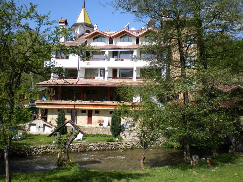 Hotel Paradise Place Kalofer Eksteriør billede