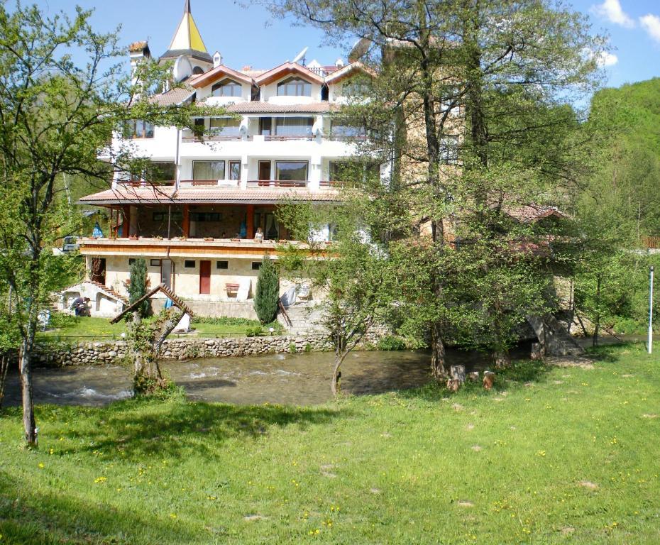 Hotel Paradise Place Kalofer Eksteriør billede